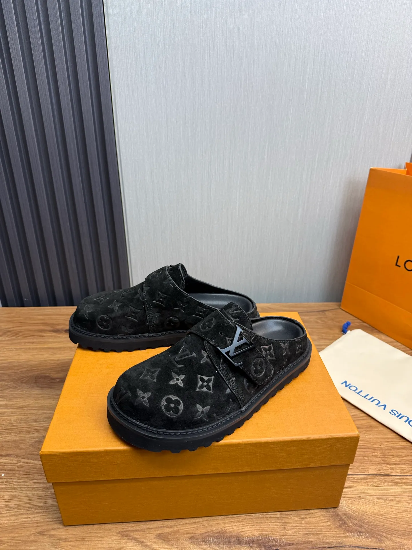 Men's men's shoes 460💰 Lv. Popular couple slippers hot sale🩷💚 🩴Official website one to one production 35-45 sizes 45 46 🉑️Customized!